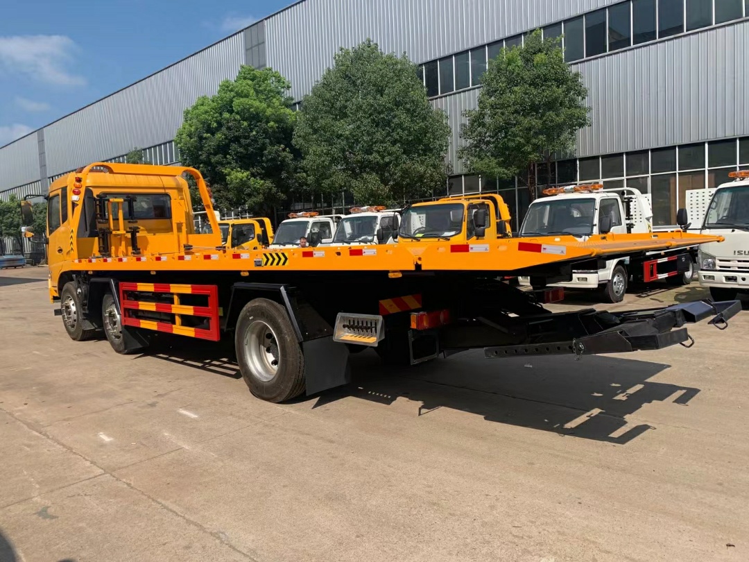 東風(fēng)天錦小三軸清障車(chē)