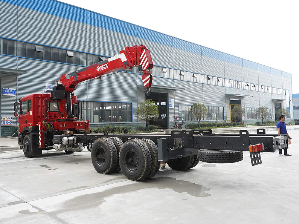 國六東風T5后雙橋新飛工12噸五節(jié)直臂吊機隨車吊