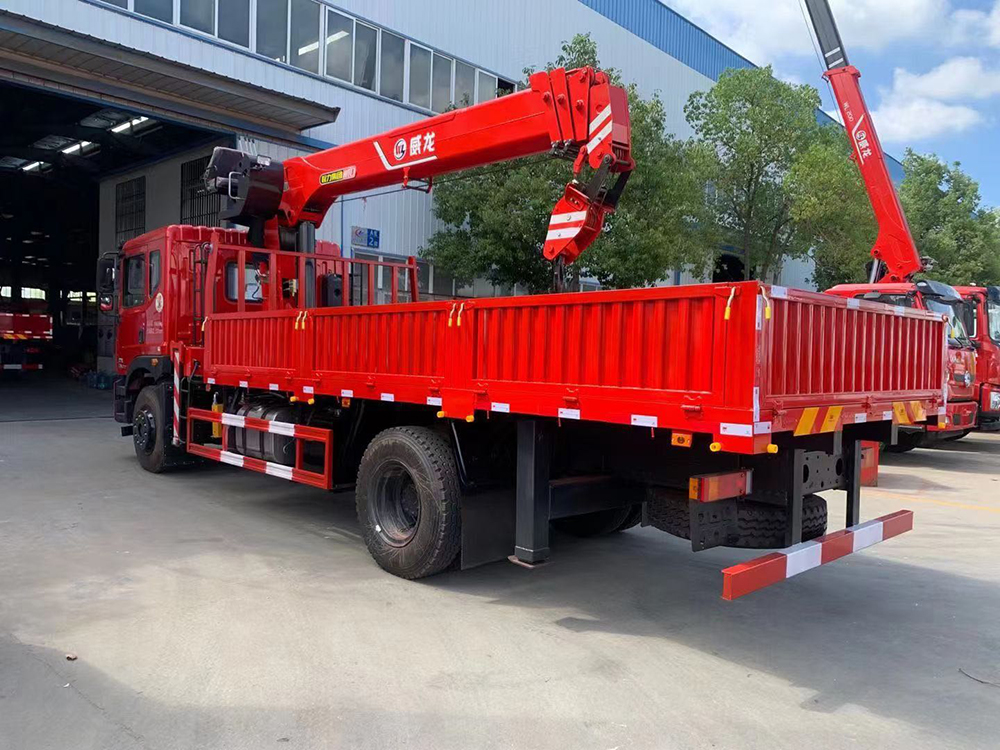 東風華神T5單橋威龍8噸4節(jié)臂吊機