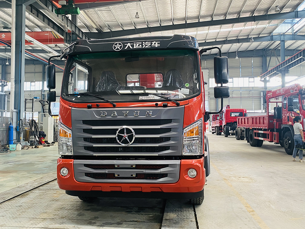 國(guó)六大運(yùn)小黃牌單橋長(zhǎng)威5噸四節(jié)直臂吊機(jī)隨車(chē)吊