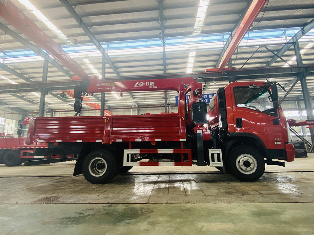 國(guó)六大運(yùn)小黃牌單橋長(zhǎng)威5噸四節(jié)直臂吊機(jī)隨車(chē)吊