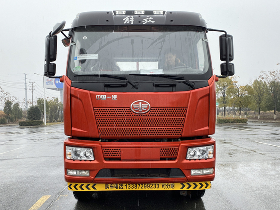 解放J6前小三軸平板運(yùn)輸車